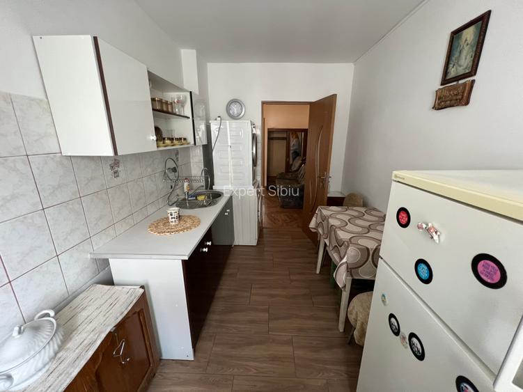 INCHIRIEZ apartament 3 camere ,zona Vasile Aaron - 9