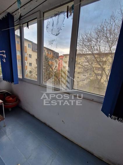 Apartament cu 3 camere,semidecomandat,etaj intermediar,zona Soarelui