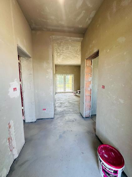 Duplex despartit prin camera tehnica - 5 camere - zona foarte buna-Mosnita Noua