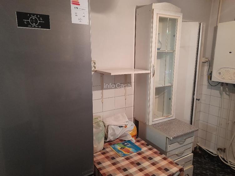 Vand 3 camere decomandate central - 2