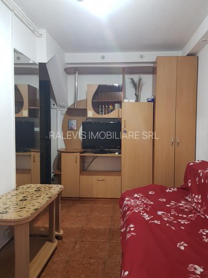 Inchiriere garsoniera parter, bloc anvelopat, Piata Resita, 230 euro - 2