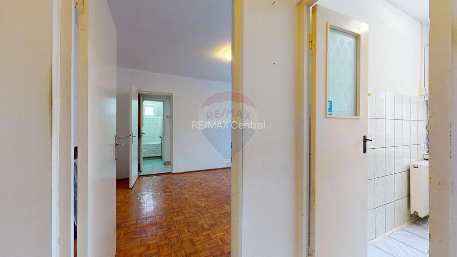 De vânzare: 2 camere, baie cu geam, etaj 2 - 4