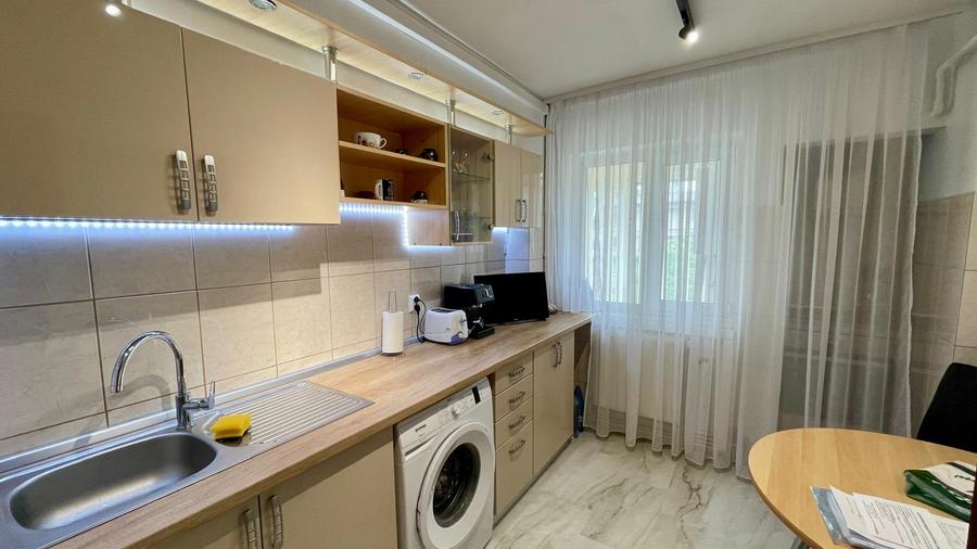 Apartament 3 camere, decomandat, zonă ultracentrală, bloc Mobilux, etaj 1