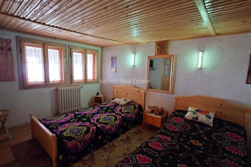 Gospodarie cu teren generos si constructii solide intr-o zona linistita - 17