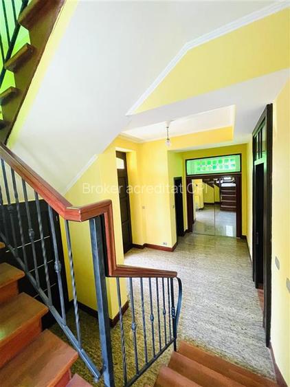 VANZARE VILA 8 CAMERE 652 mp teren zona Sisesti Sector 1 - 10