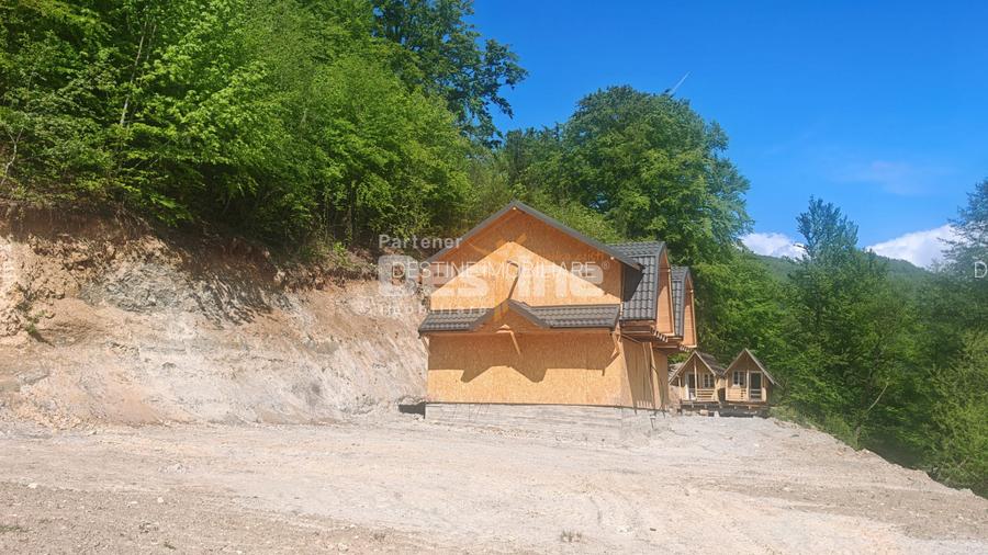 Casa la roșu pentru vacanță, teren superb lângă râu și păstrăvărie – Stoenești - 3