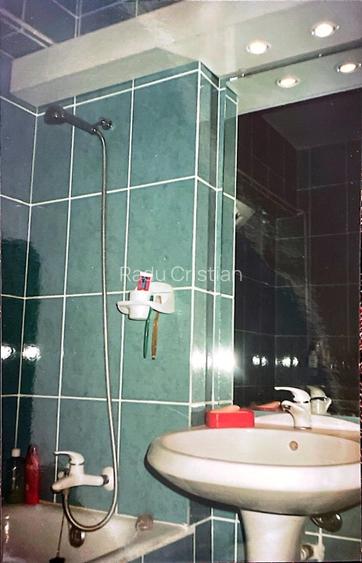 Vând apartament 4 camere initial,transformat in 3 camere cu living marit,84 mp u - 4