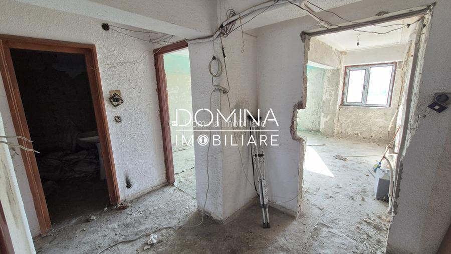 Vânzare apartament 3 camere, etaj 1, situat în Rovinari, strada Minerilor - 6