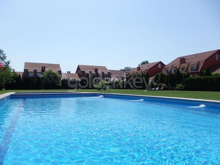 Vila cocheta cu 6 camere, piscina comuna si loc de joaca - 17