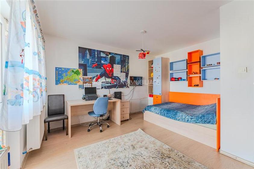Vila solida Tractorul Coresi, spatii ample, teren 700 mp, garaj 4 masini - 52