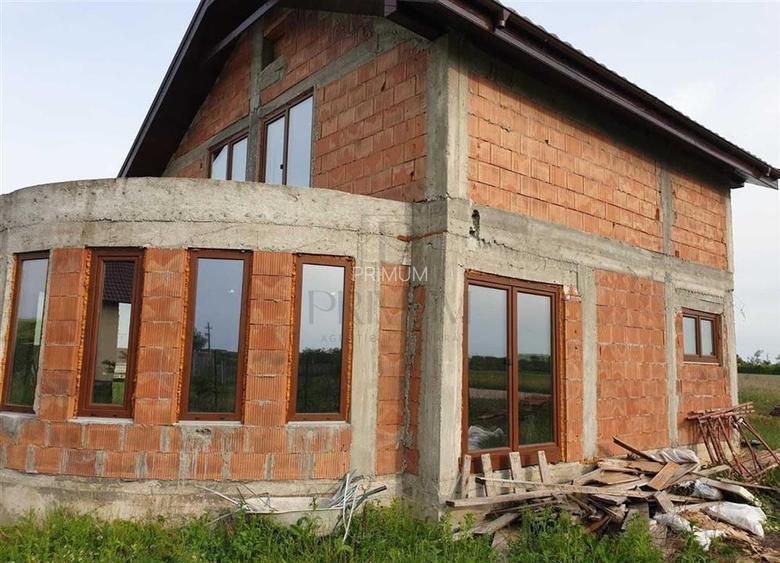 Casa la rosu - toate utilitatile - zona foarte buna - 2