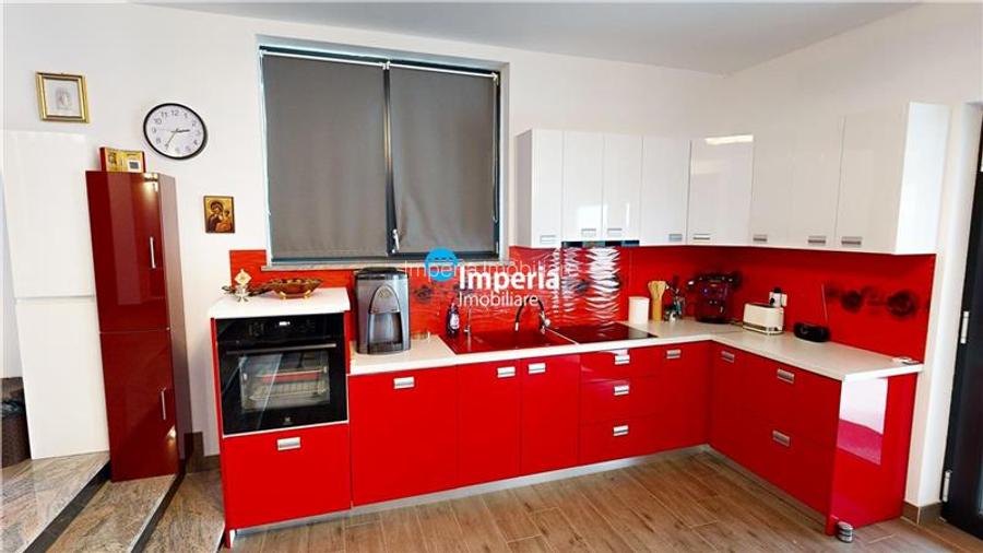 Pensiune de vanzare in zona Sucevita, langa Manastire - 5