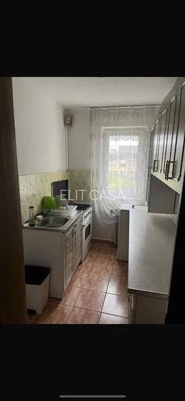 Apartament cu 2 camere, etajul 3/4, zona Podu Ros - 4