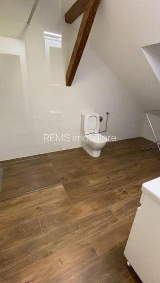 Casa de vanzare, formata din 2 apartamente, P-ta Abator - 15