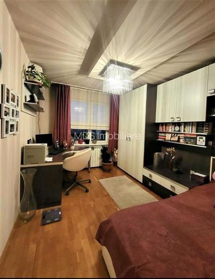 Mobilat si utilat linga Mall bloc izolat - 3