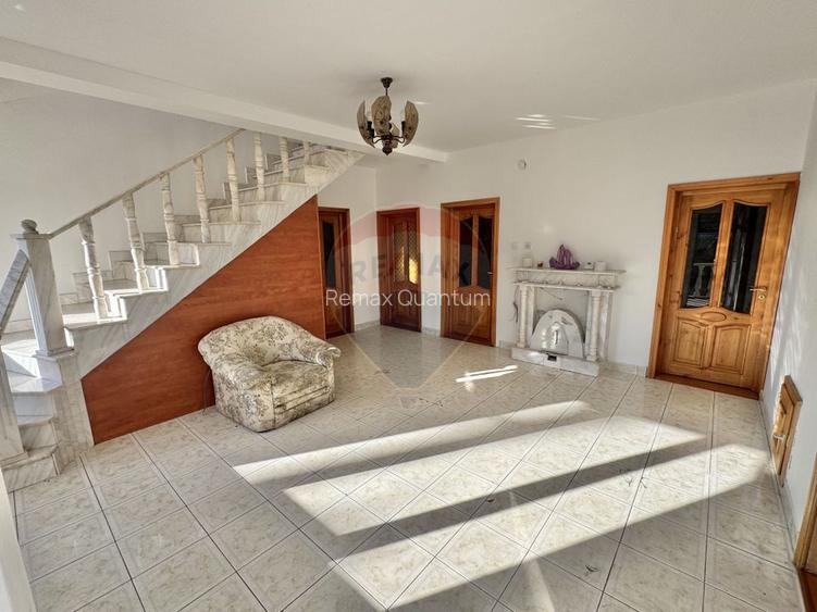 Casă / Vilă cu 6 camere de închiriat în zona Iosia - 2