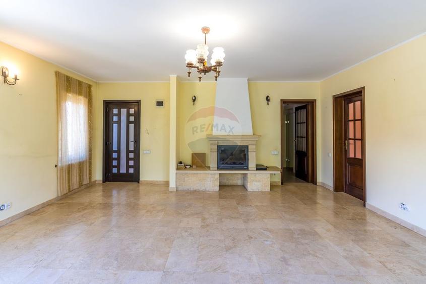 9 camere, 5 bai, spatiu hobby, gradina, garaj,locatie buna