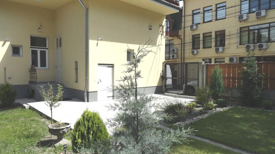 Casa recent renovata .str. Avram Iancu, curte 300 mp, 3 parcari, zona centrala