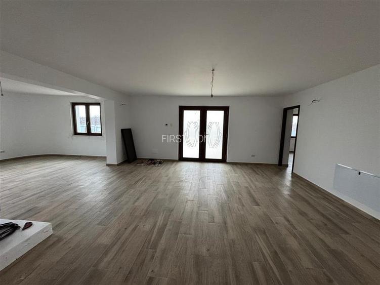 Vila deosebita Parter + Mansarda de vanzare in Odobesti - 13