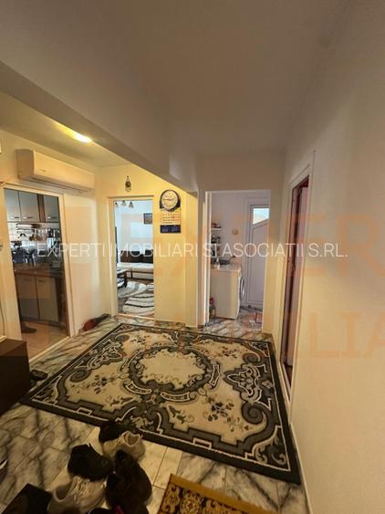 Apartament 4 camere de vanzare, in zona Poarta 6 - 7