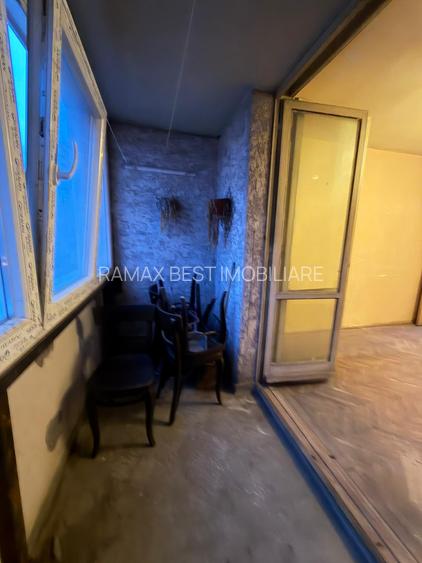 Titan, la 5 minute metrou Costin Georgian, pe intrarea Muncii, bloc 1977 - 11