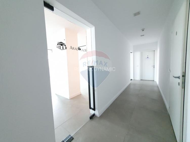 Birou modern 151 mp în Arad Plaza, 2 locuri de parcare - 12