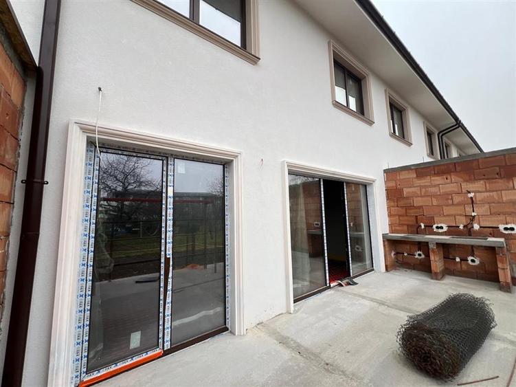 Casa in complex de case insiruite cu 5 camere