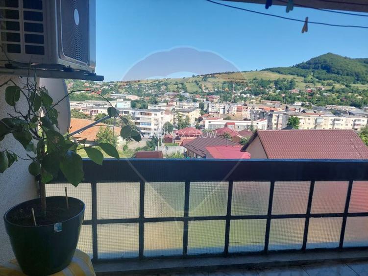Apartament cu 4 camere decomandat de vânzare în Moinesti - 12