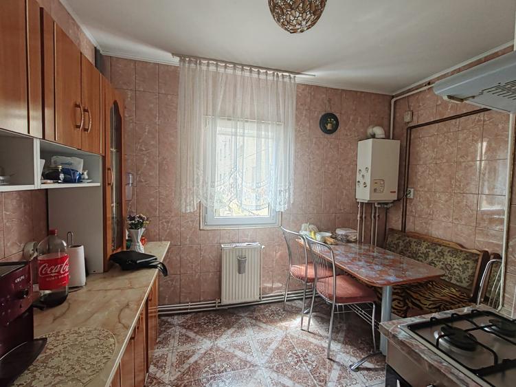Apartament 2 camere decomandat,zona Tractorul  !