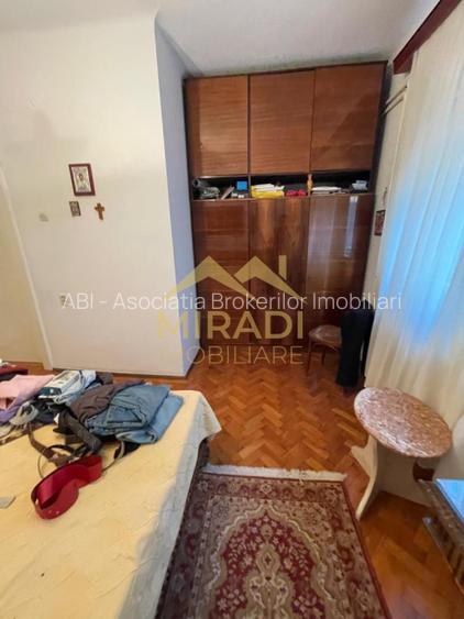 Vanzare apartament in vila 6 CAMERE compus din D P M din D P 1 M - 6