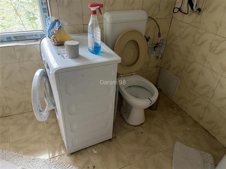 Casa formata din 2 corpuri de vanzare in sat Maluri , comuna Vulturu ,suprafata - 12