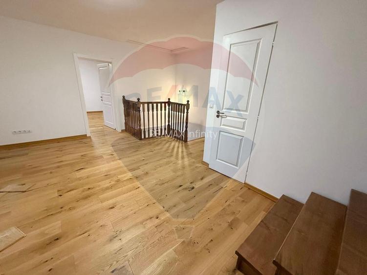 Apartament 4 camere, pe 2 niveluri si curte comuna în Centru - 20