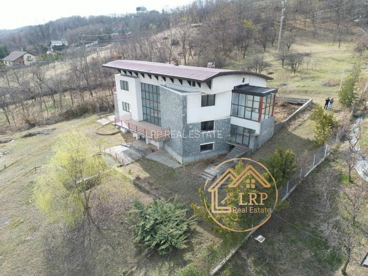 Valenii de Munte-Vila 13 camere, 6500mp teren, ideal business - 3