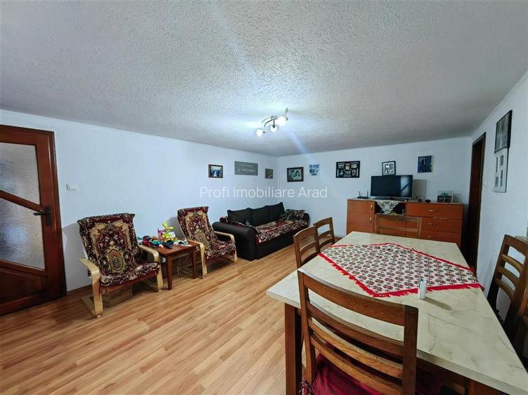 Casa mare cu etaj si 12 camere la principala in Fantanele - 3