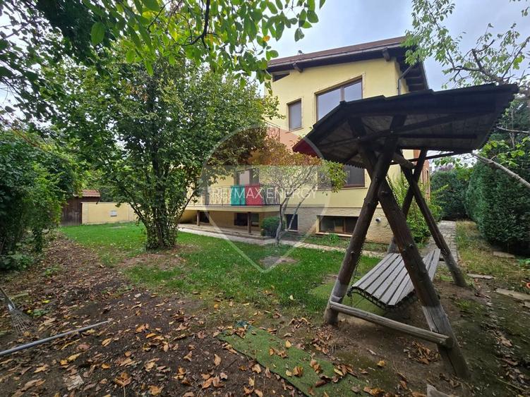 9 camere, 5 bai, spatiu hobby, gradina, garaj,locatie buna - 4