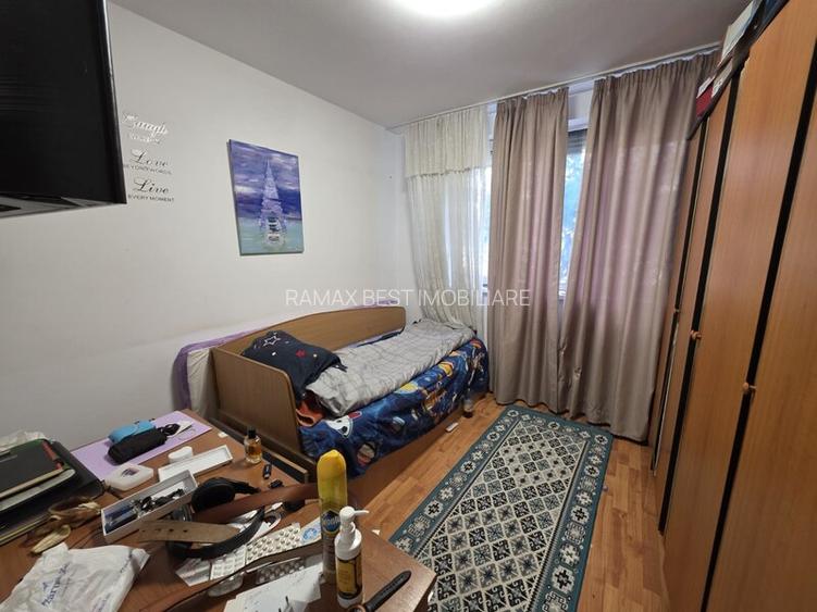 Liviu Rebreanu intersectie 1 Decembrie 1918, langa Auchan Titan, Poarta 4 - 4