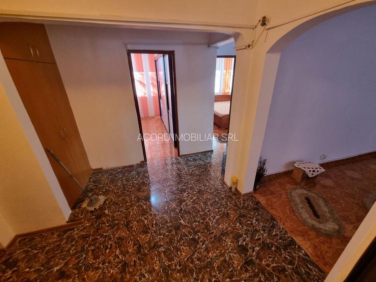 Apartament decomandat 3 camere ,zona CET - 6