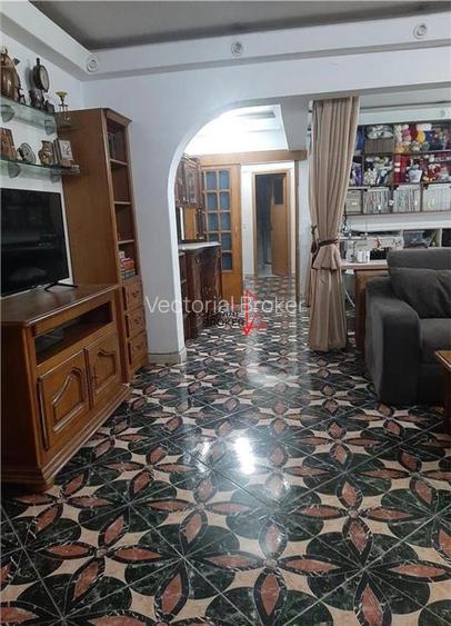 Apartament 4 cam transformat in 3 Piata Minis - 3