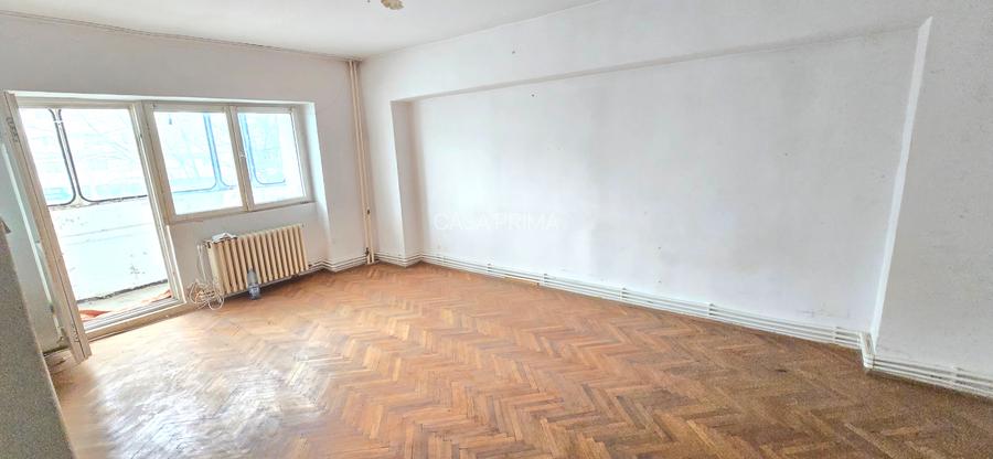 Apartament 3 camere decomandat, 2 bai, balcon inchis, centrala, etaj 1 - 2