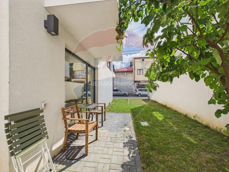 Apartament la parter ce are curte proprie ,  2 camere in Bloc nou - 18