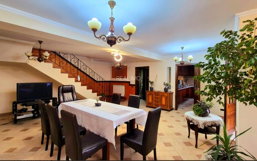 Cauți o casă mare sau spațiu pentru business? Aici le ai pe ambele! - 19