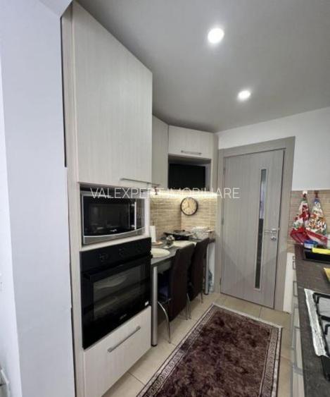 Metrou 1 Decembrie 1918, apart 2 cam, decom, et. 1/8 - 7