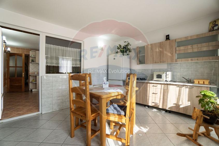 Oportunitate rară: Casă de vacanță sau Pensiune în Poiana Mărului - 14