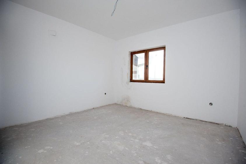 Vila Pecica, 3 dormitoare, 3 băi, teren 450 mp