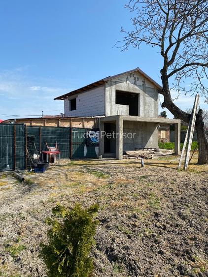 Se vând 3 spații comerciale funcționale + casă la roșu + teren  - 9