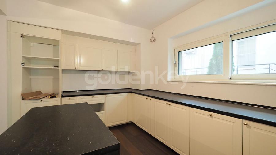Vilă cu 7 camere, 4 bai | renovata integral 2020 | strada privata