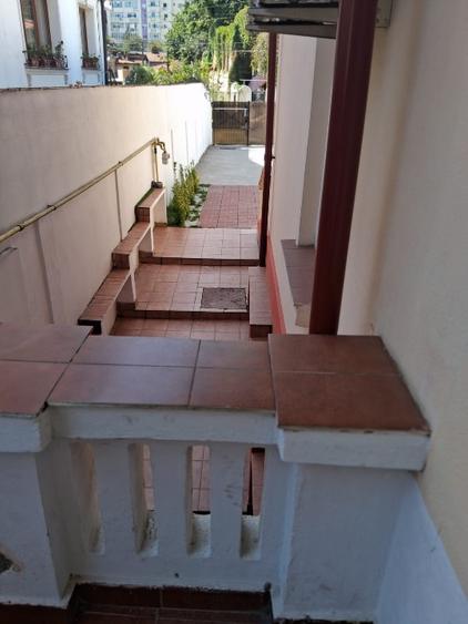 Vila D+P+M ideal firma, curte 5 masini, 5 min.metrou Tineretului