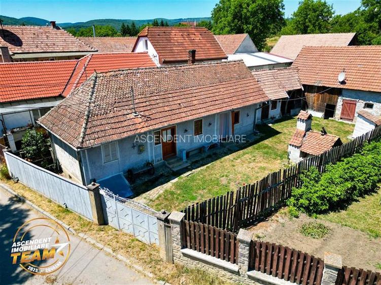 Asezare munteneasca: casa din bustean si sura zidita, Arcus, Covasna - 11