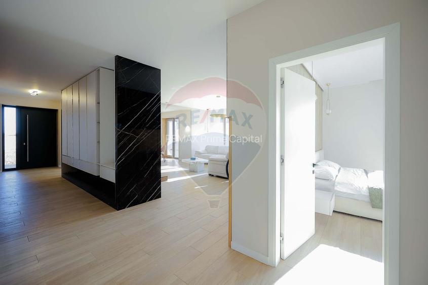 De vânzare Vilă cu 8 camere în Sânmartin, 290 mp util, teren 1100 mp - 19