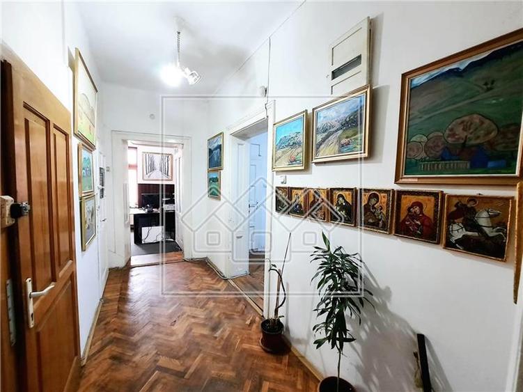 Spatiu de birouri - cladire integrala - curte 50 mp - Centru